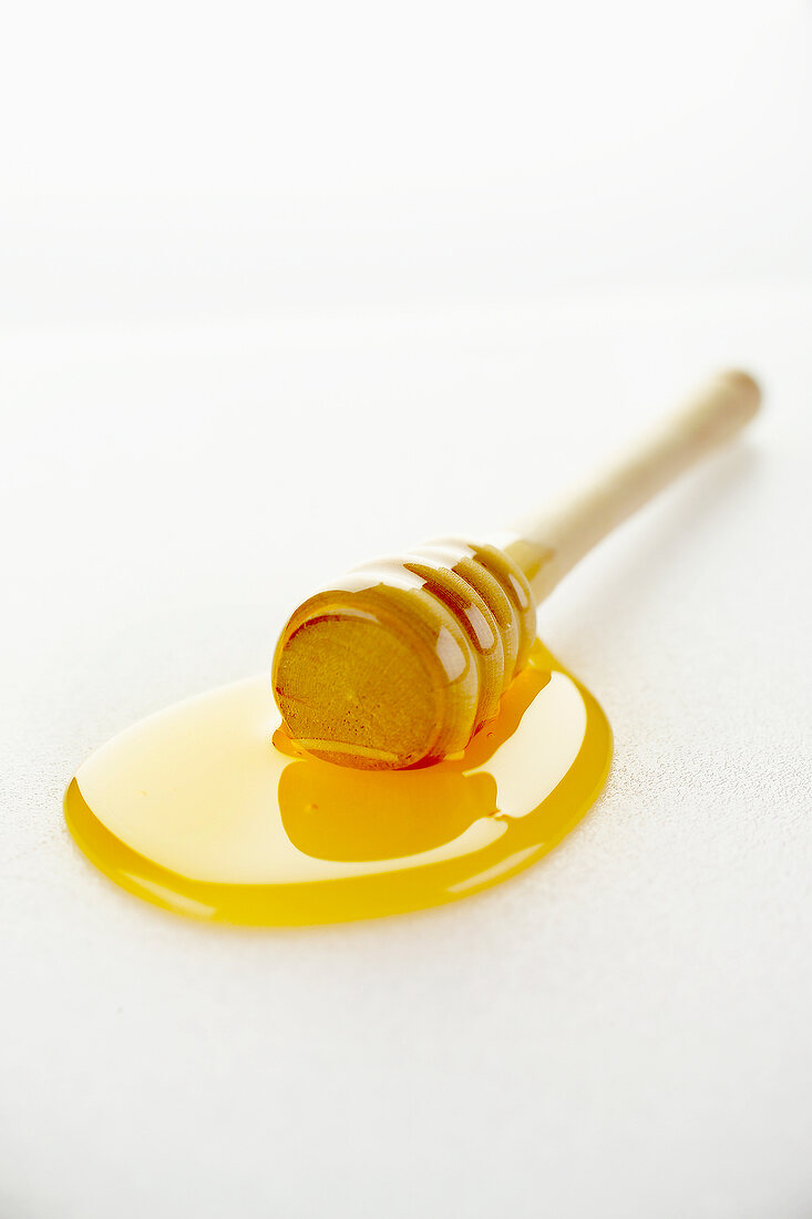 Honig mit einem Honiglöffel