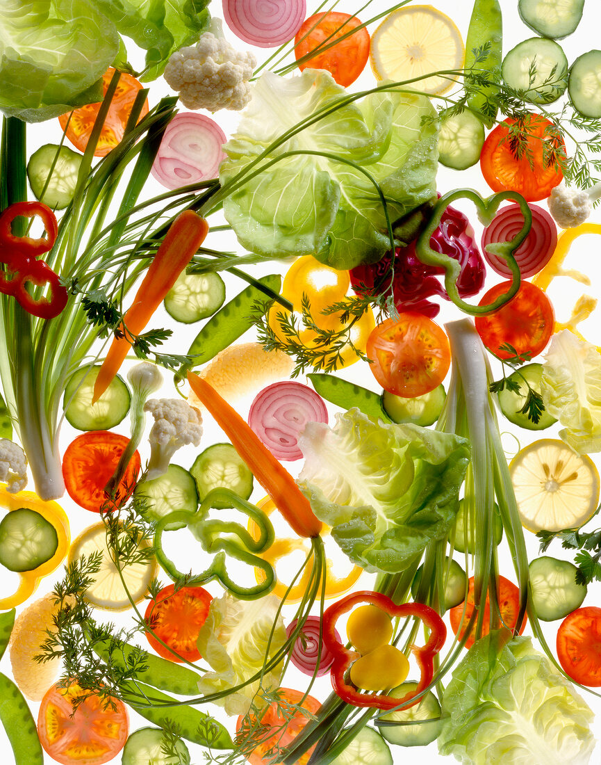 Stillleben mit buntem Gemüse und Salat