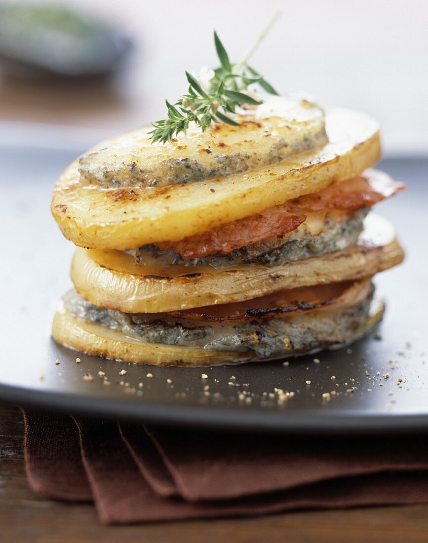 Schichttörtchen aus Kartoffeln, Speck und Ziegenkäse