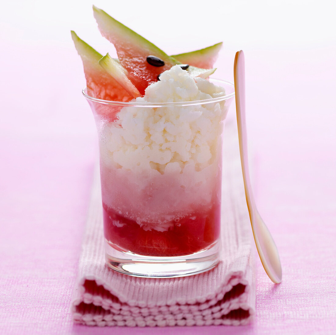 Granita aus Granatapfel, Mandelsirup und Wassermelone