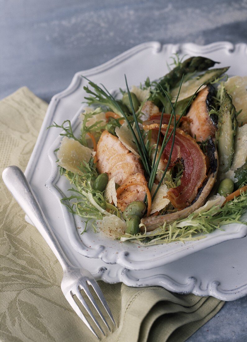 Fischsalat mit Lachs, gebratenem Drachenkopf und Parmesan