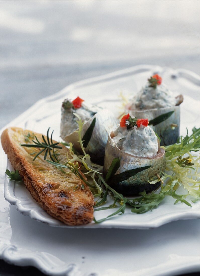 Eingelegte Sardinen mit Estragon und Broccio-Käse