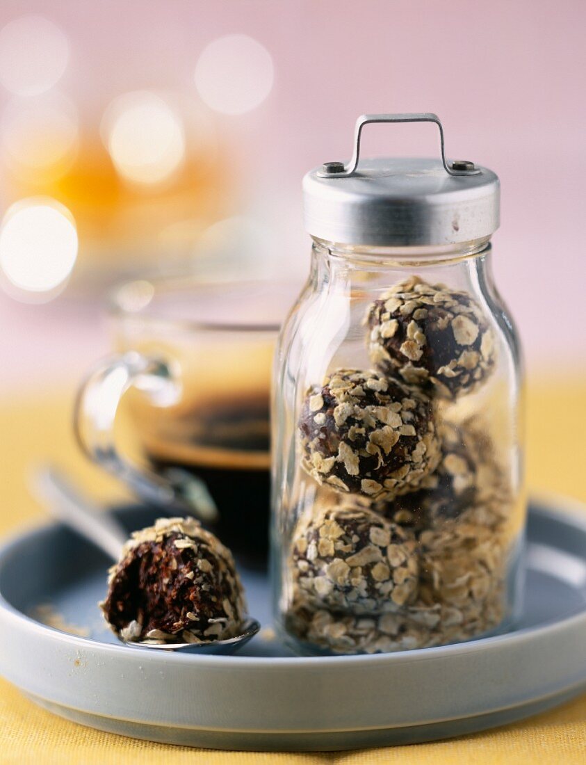 Schokoladentrüffel mit Haferflocken in kleiner Glasdose zum Kaffee