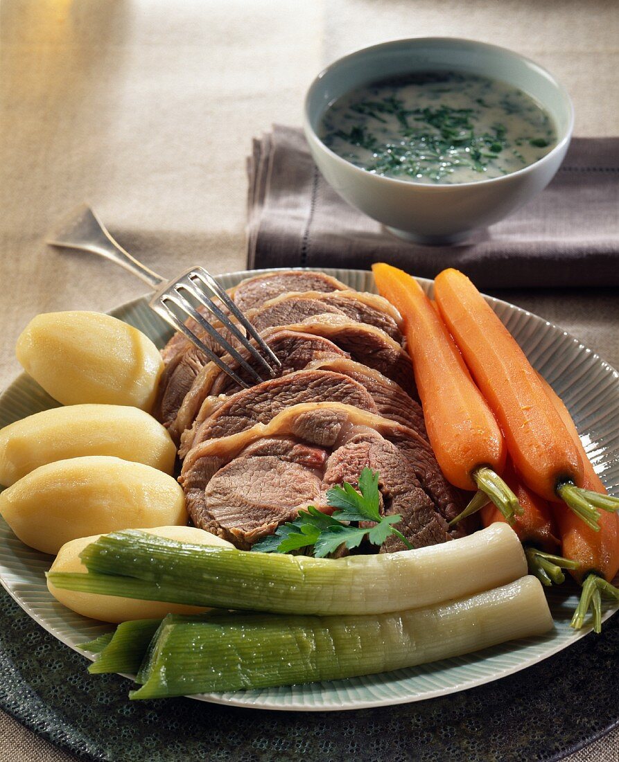 Pot-au-Feu mit Lammfleisch und Gemüse