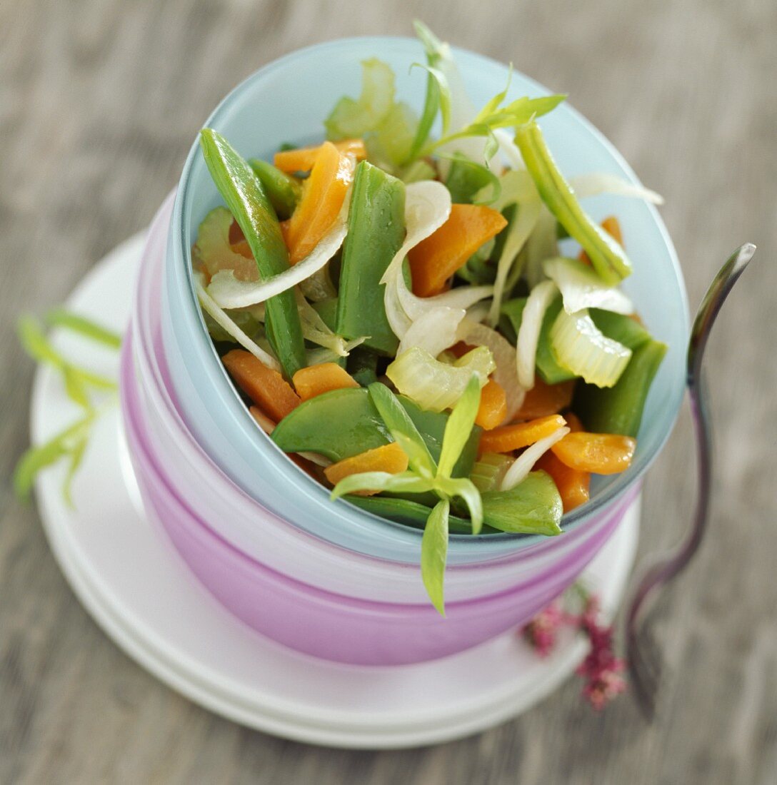 Salat mit Zuckerschoten, Sellerie und Karotten