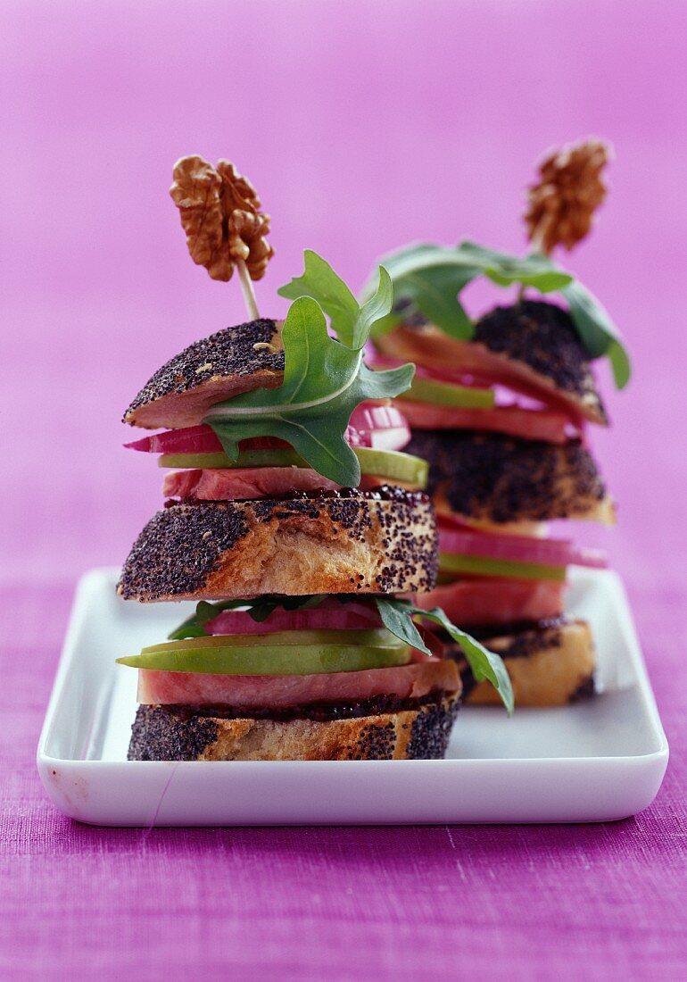 Mohnbrötchen-Sandwiches mit Schinken und Apfel