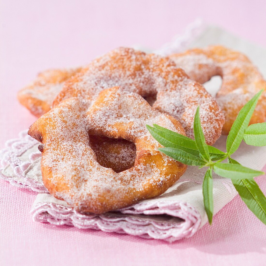 Bugnes arlésiennes (Frittiertes Gebäck aus Arles, Frankreich)