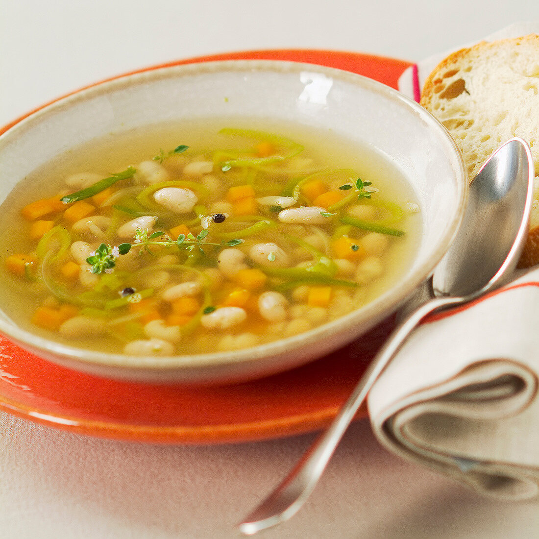 Provenzalische Gemüsesuppe mit weissen Bohnen