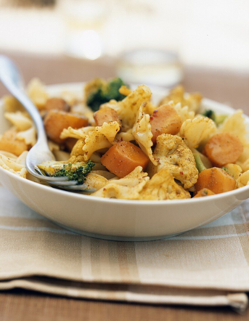 Curry-flavored farfalle and vegetable salad