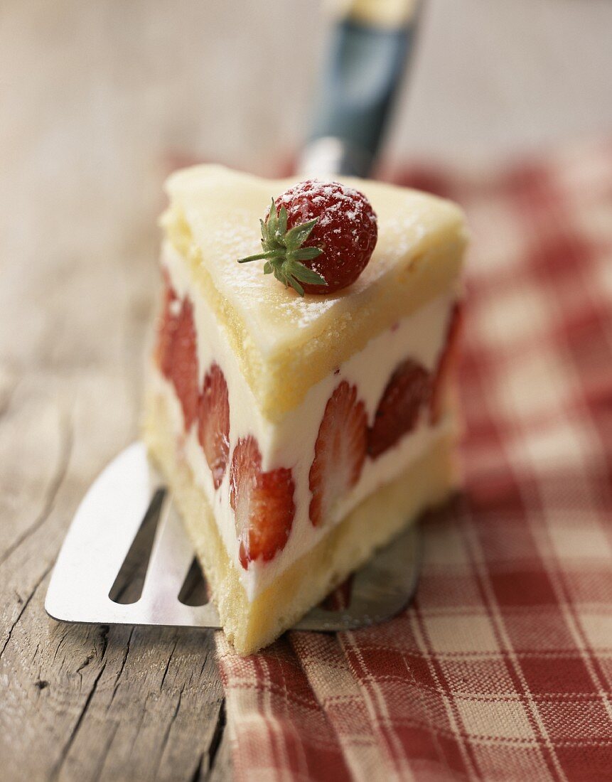 Stück Erdbeer-Sahne-Torte