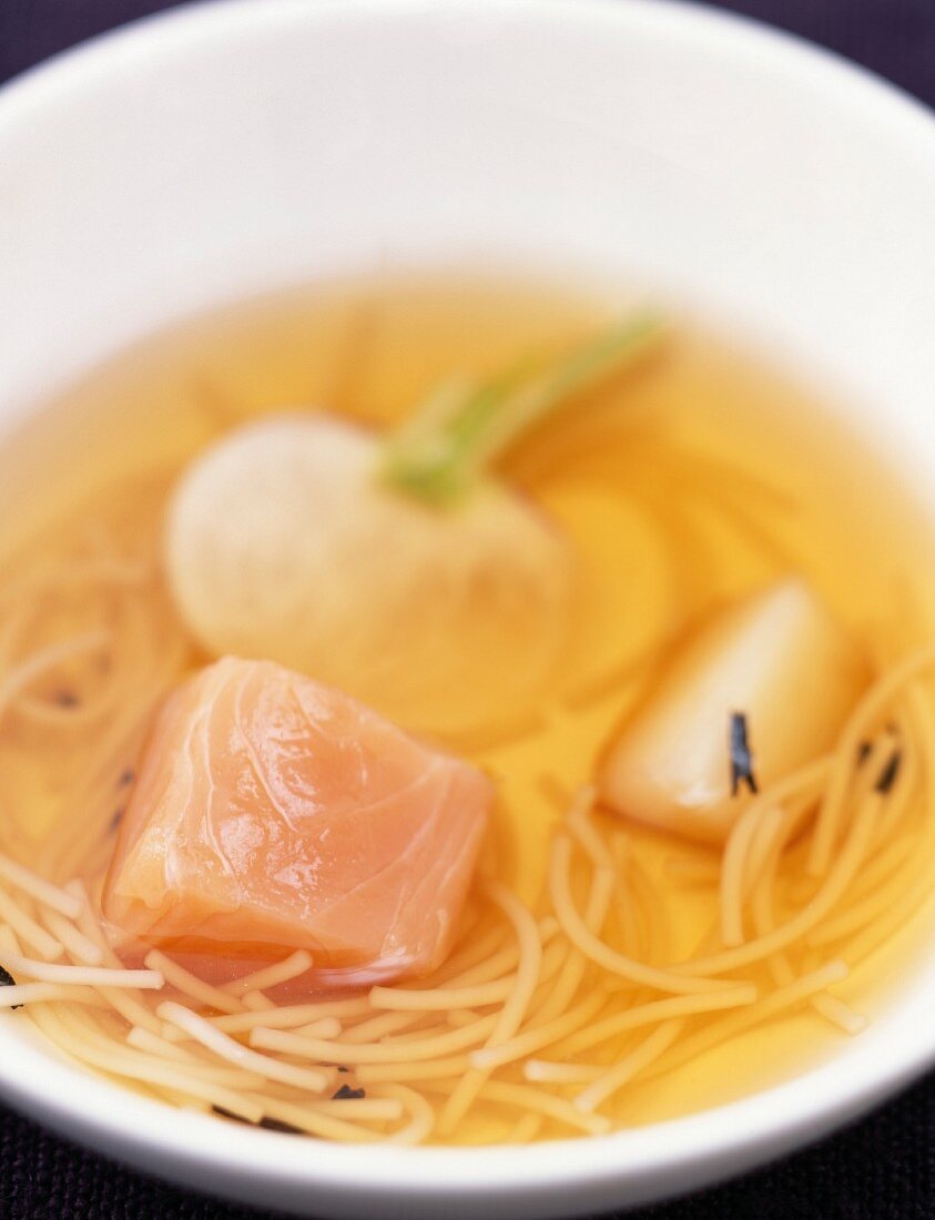 Brühe mit Vermicelli und Lachs