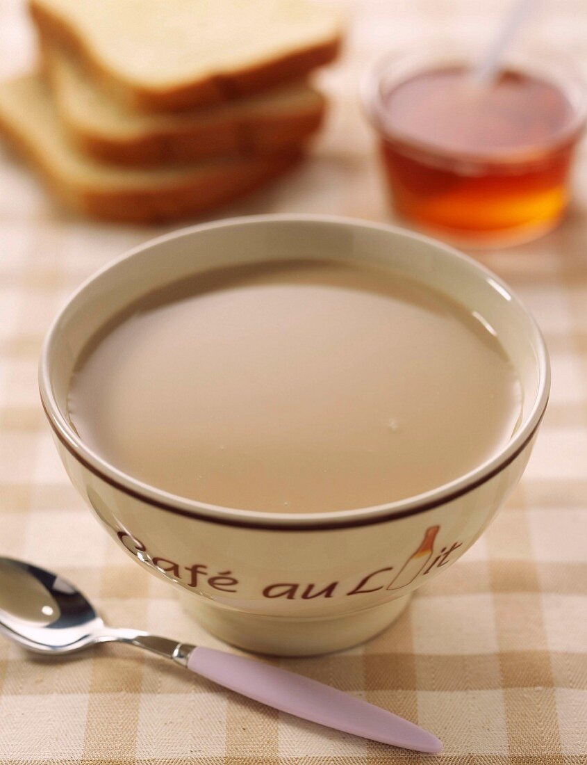 Café au lait in einer Schale