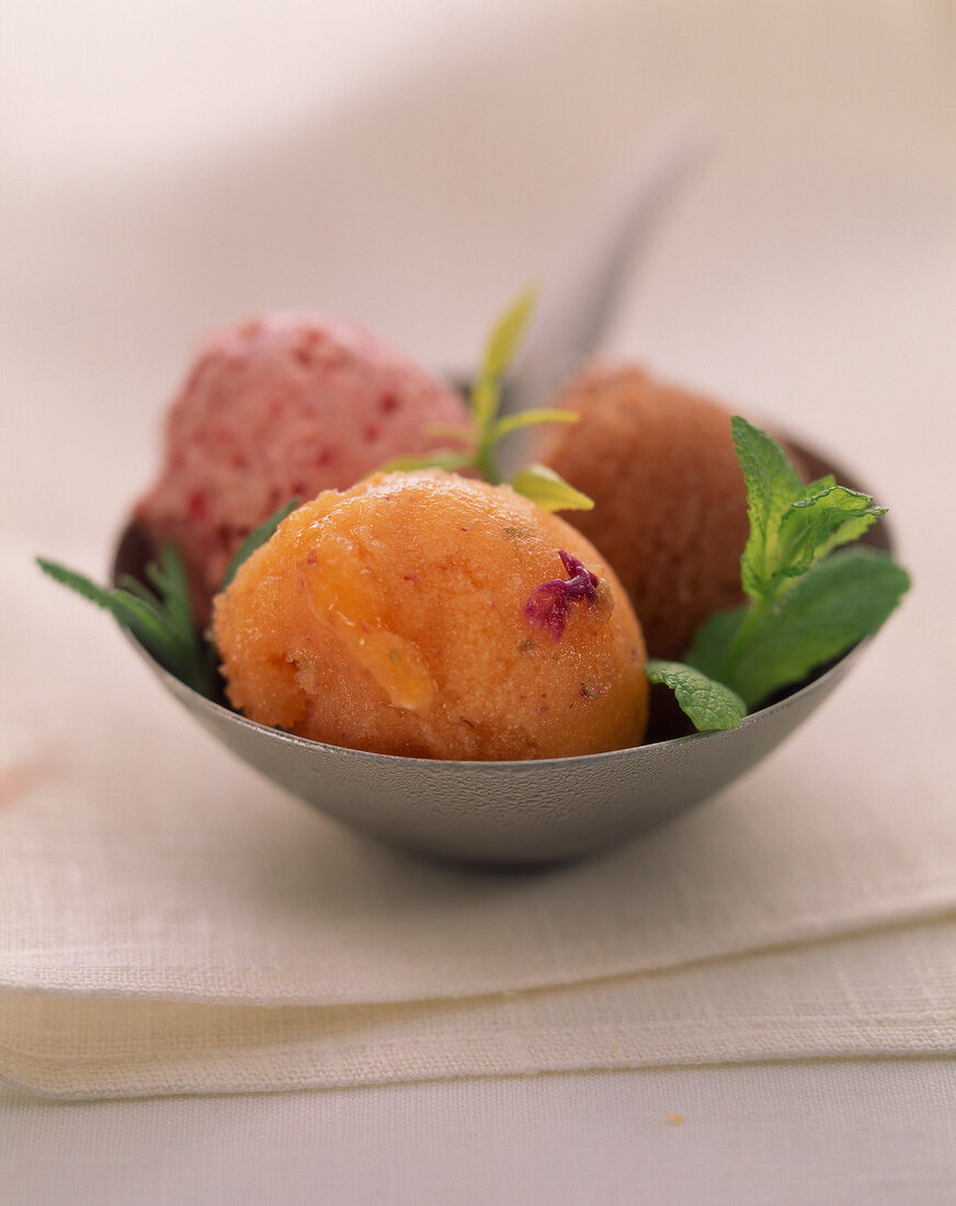 Drei Sorbets: Rose-Orange-Passionsfrucht, Lavendel-Johannisbeer und Kirsche-Rose