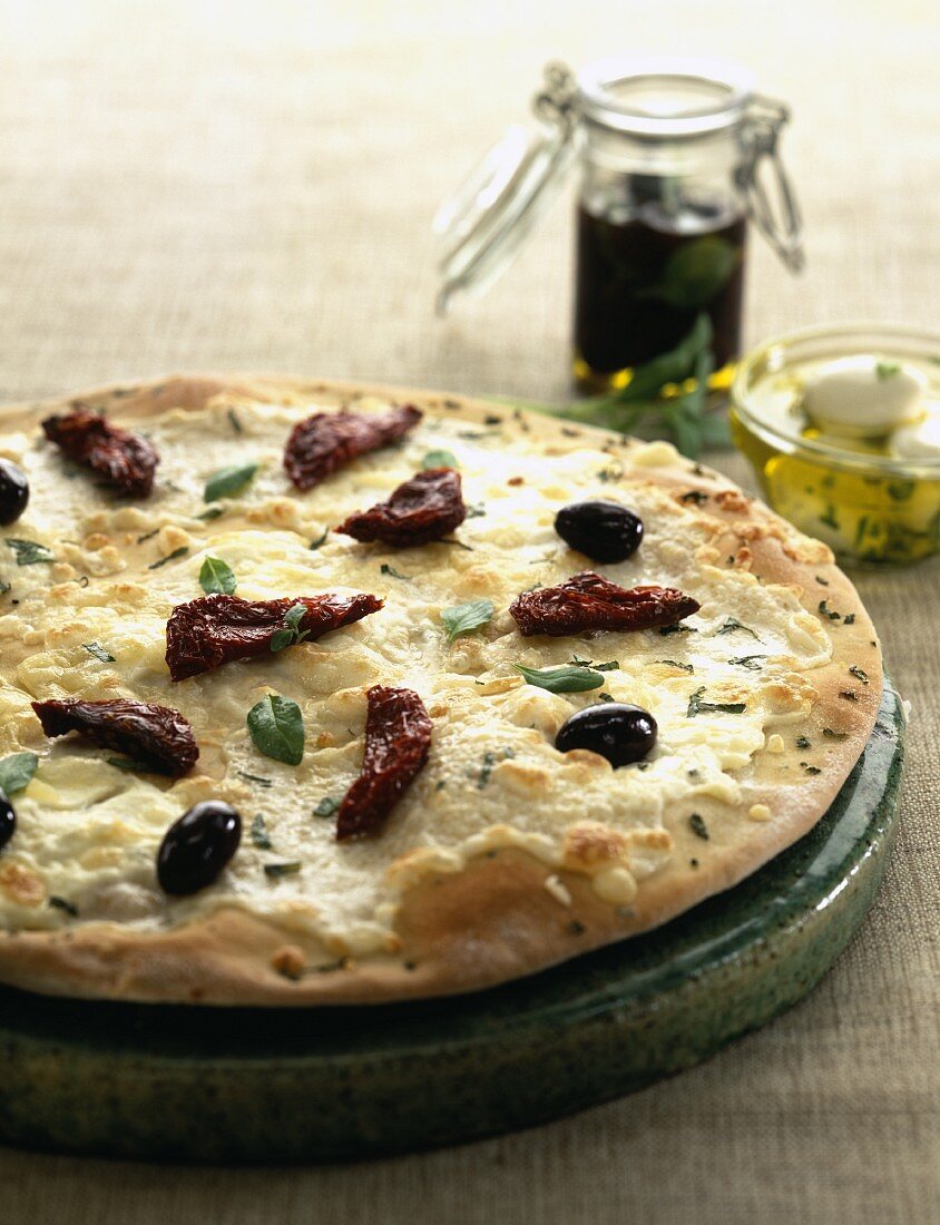 Pizza mit getrockneten Tomaten und Mozzarella