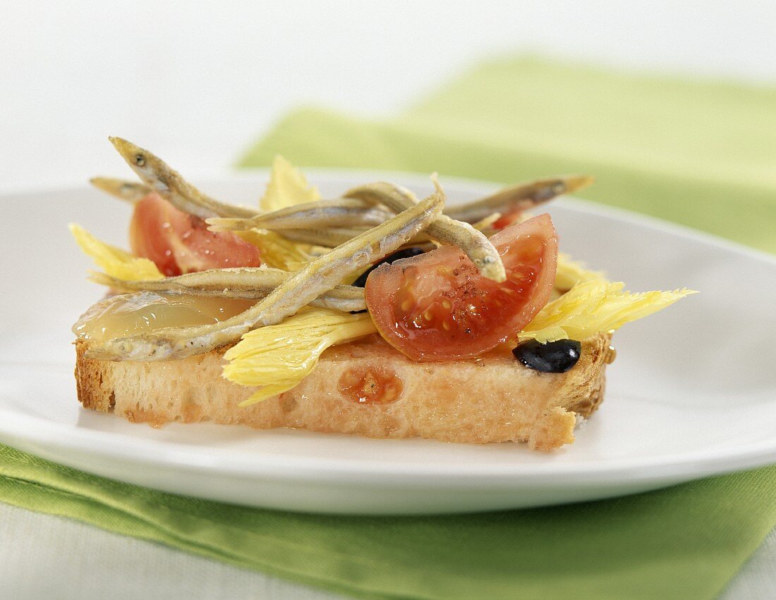 Brot mit Tomate, Sandaal und Selleriesalat