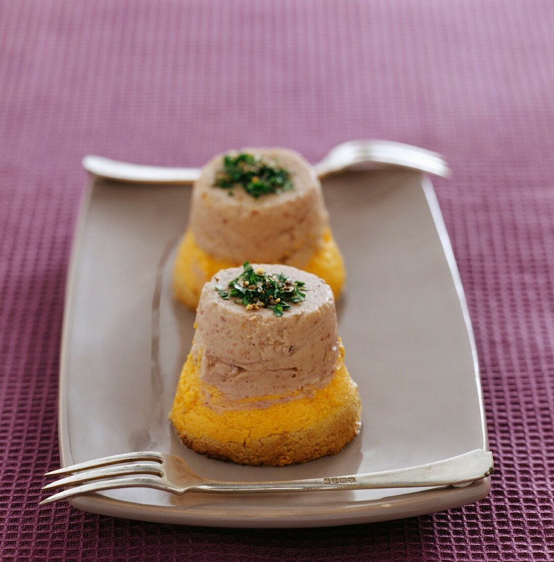 Terrine mit Kürbismousse und Kastanien-Steinpilz-Mousse