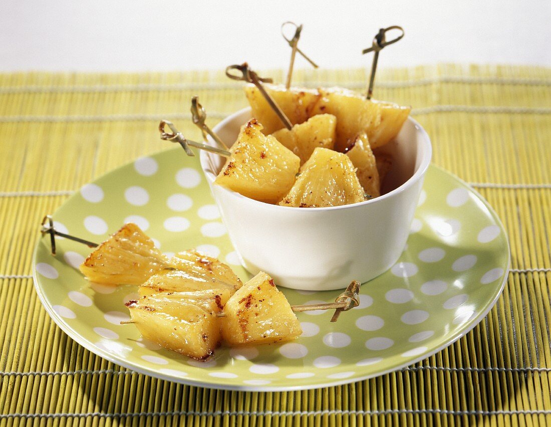 Caramelized diced pineapple brochettes