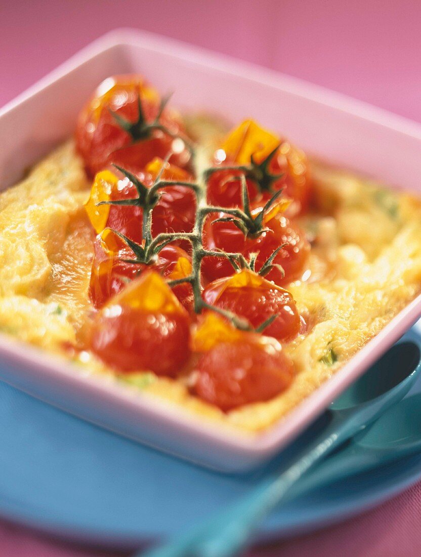 Herzhaftes Clafoutis mit Kirschtomaten und Tomme-Käse