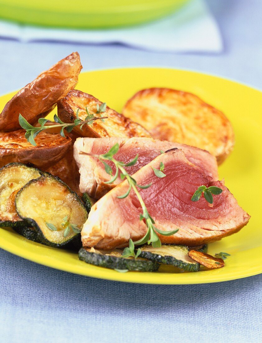 Thunfisch mit Kartoffelecken und gebratenen Zucchini
