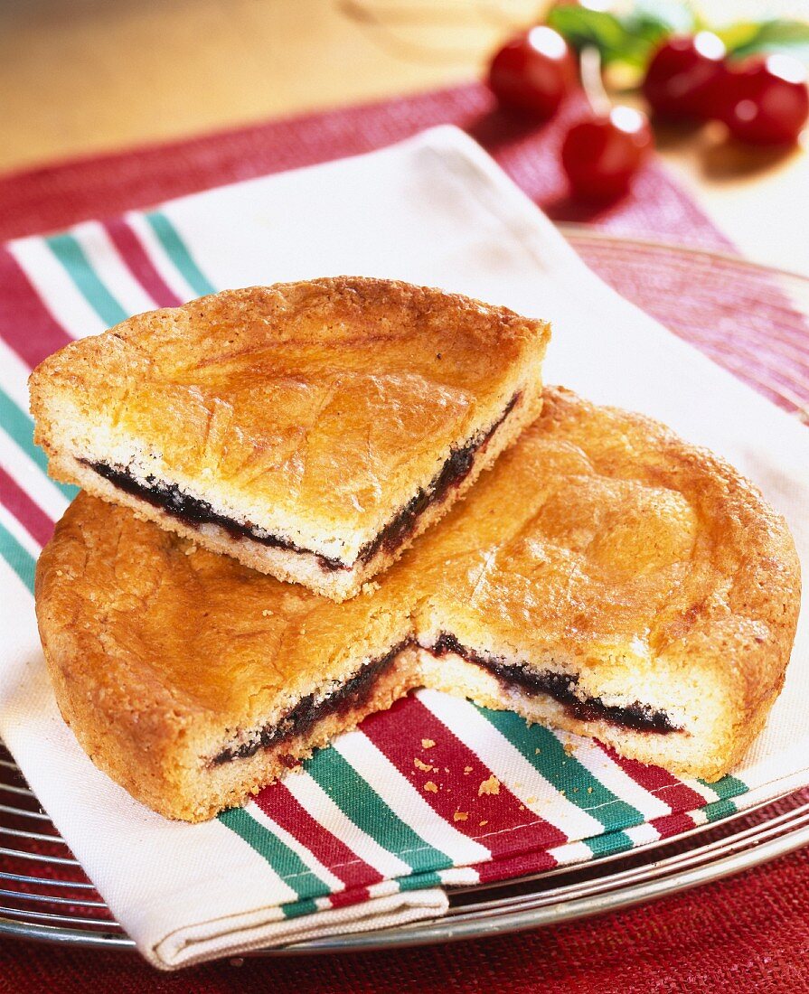 Baskischer Kuchen mit Schwarzkirschmarmelade