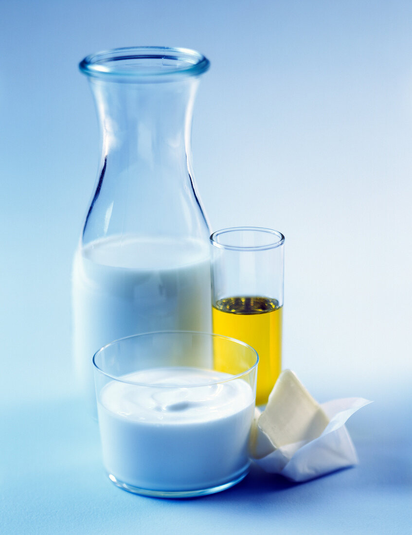 Milchprodukte und Fette in Glasbehältern