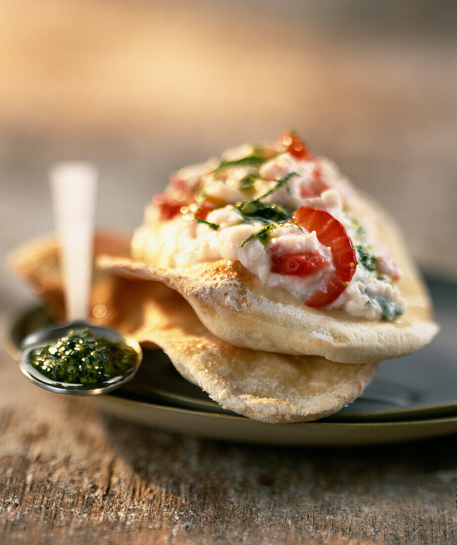 Pizza mit Erdbeeren und Minzpesto