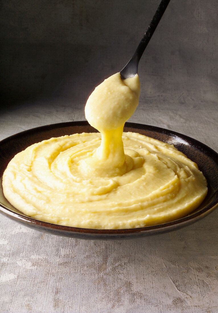 Aligot (Creme aus Kartoffelpüree und Käse, Frankreich)