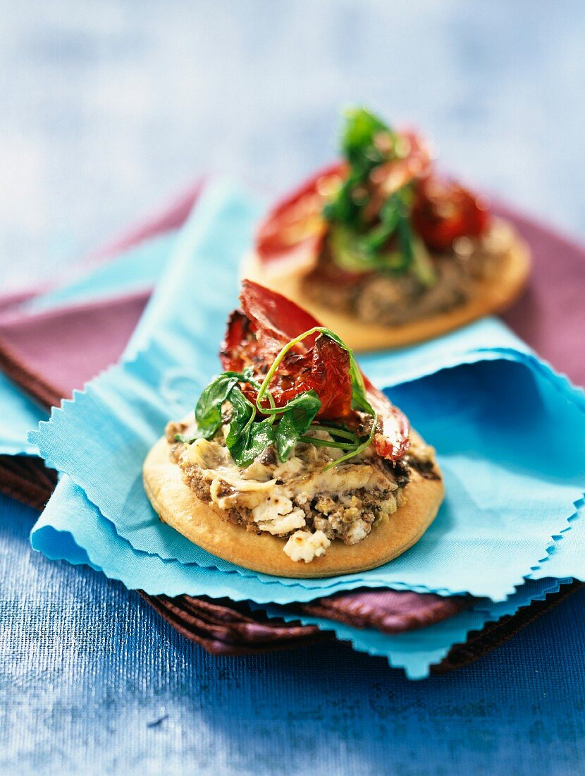 Mini-Pizzas mit Ziegenfrischkäse, Tapenade und Mayonnaise