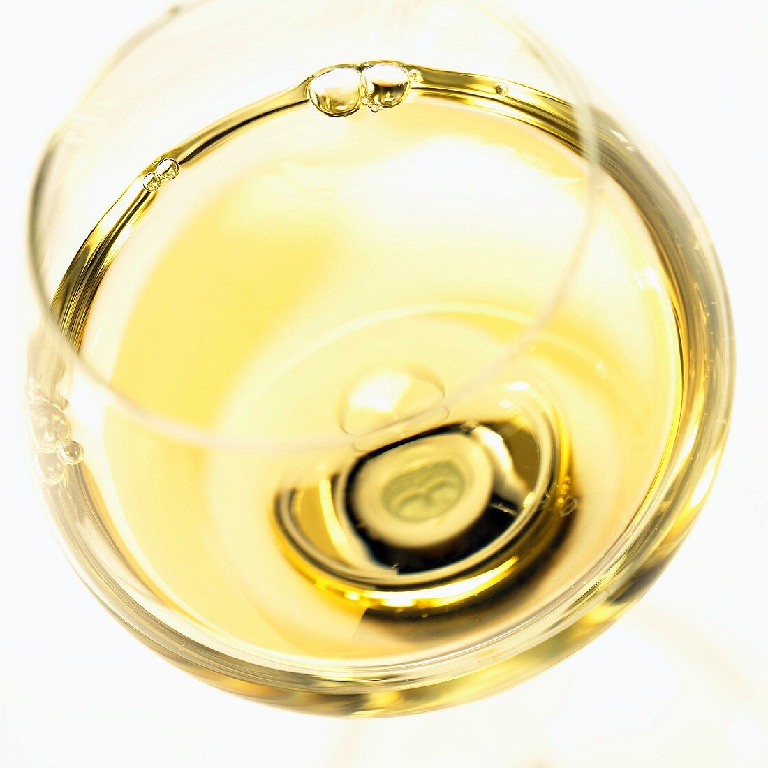 Ein Glas Weißwein (Nahaufnahme)