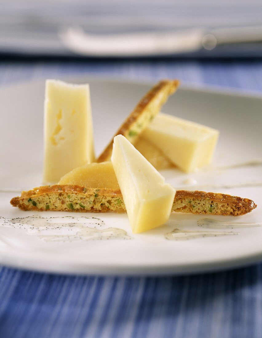 Käse, Apfelmusnocke, Haselnuss-Pistazien-Küchlein und Vanillesauce