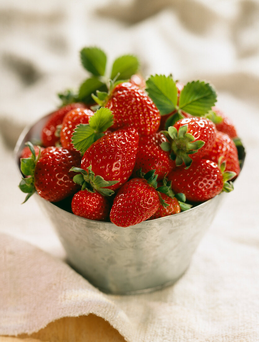 Frische Erdbeeren in kleinem Metalleimer