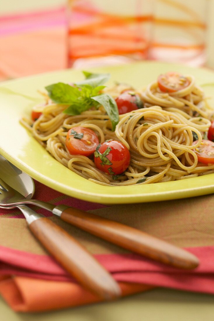 Spaghettis with basil and tomatoes