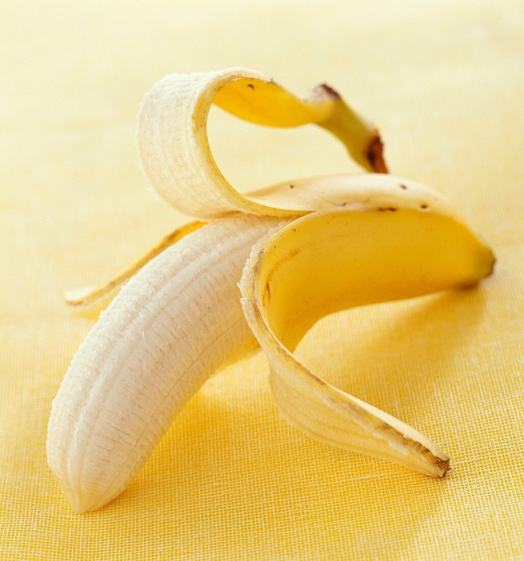 Eine halb geschälte Banane