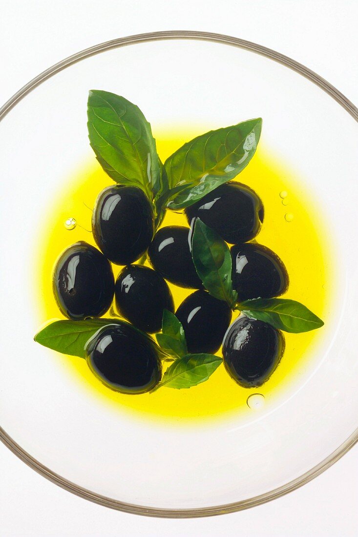 Schwarze Oliven in Olivenöl