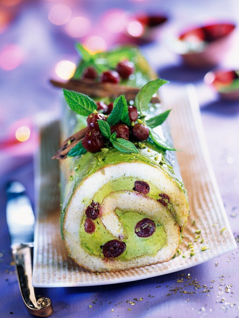 Französischer Baumstammkuchen mit Sauerkirschen, Pistazien und Zimt