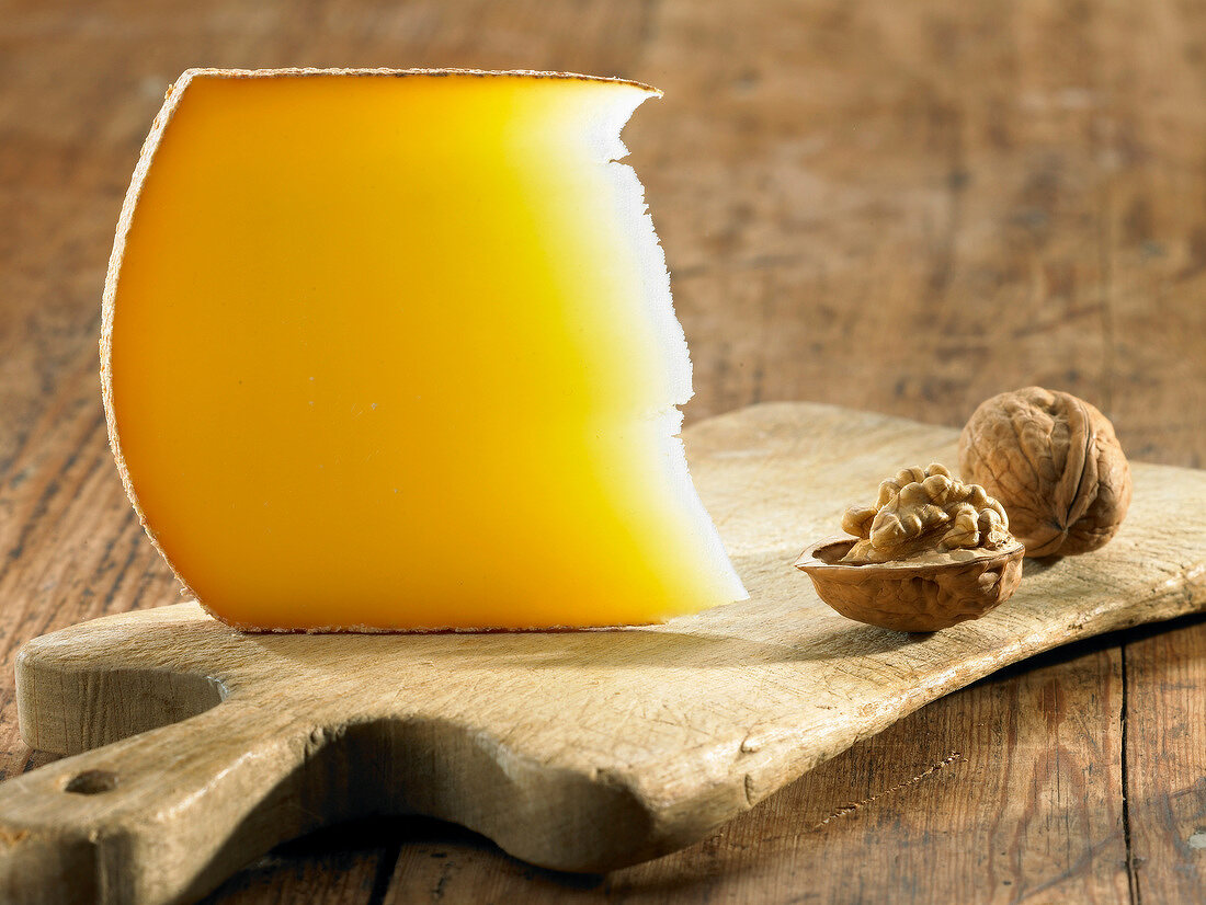 Comté mit Walnüssen auf Holzbrett