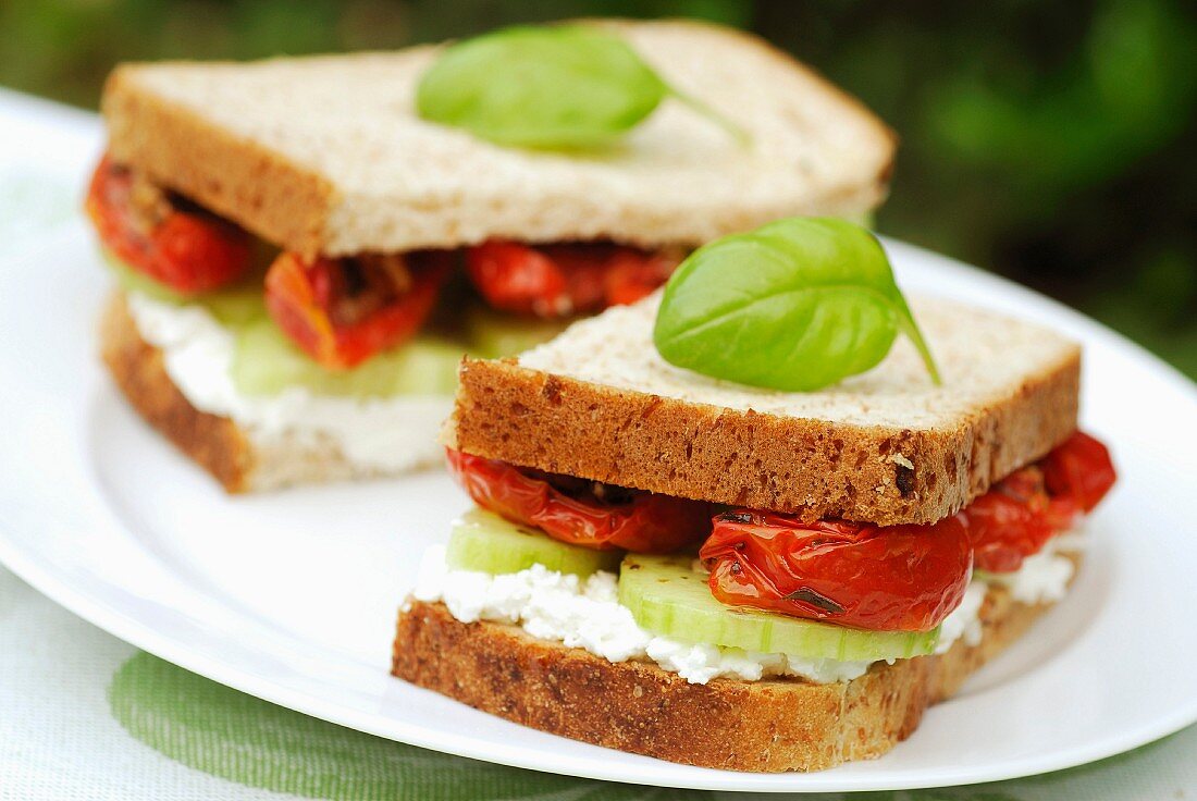 Toastbrot-Sandwich mit Ziegenkäse, Gurke und Tomate