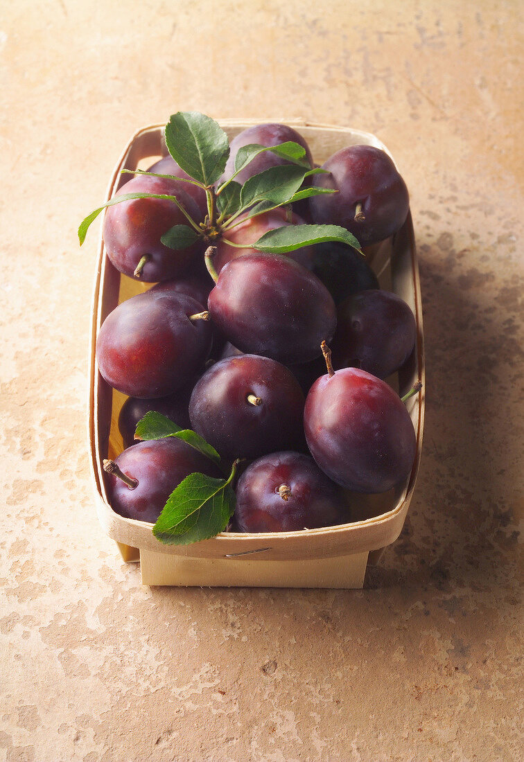 punnet of quetsch plums