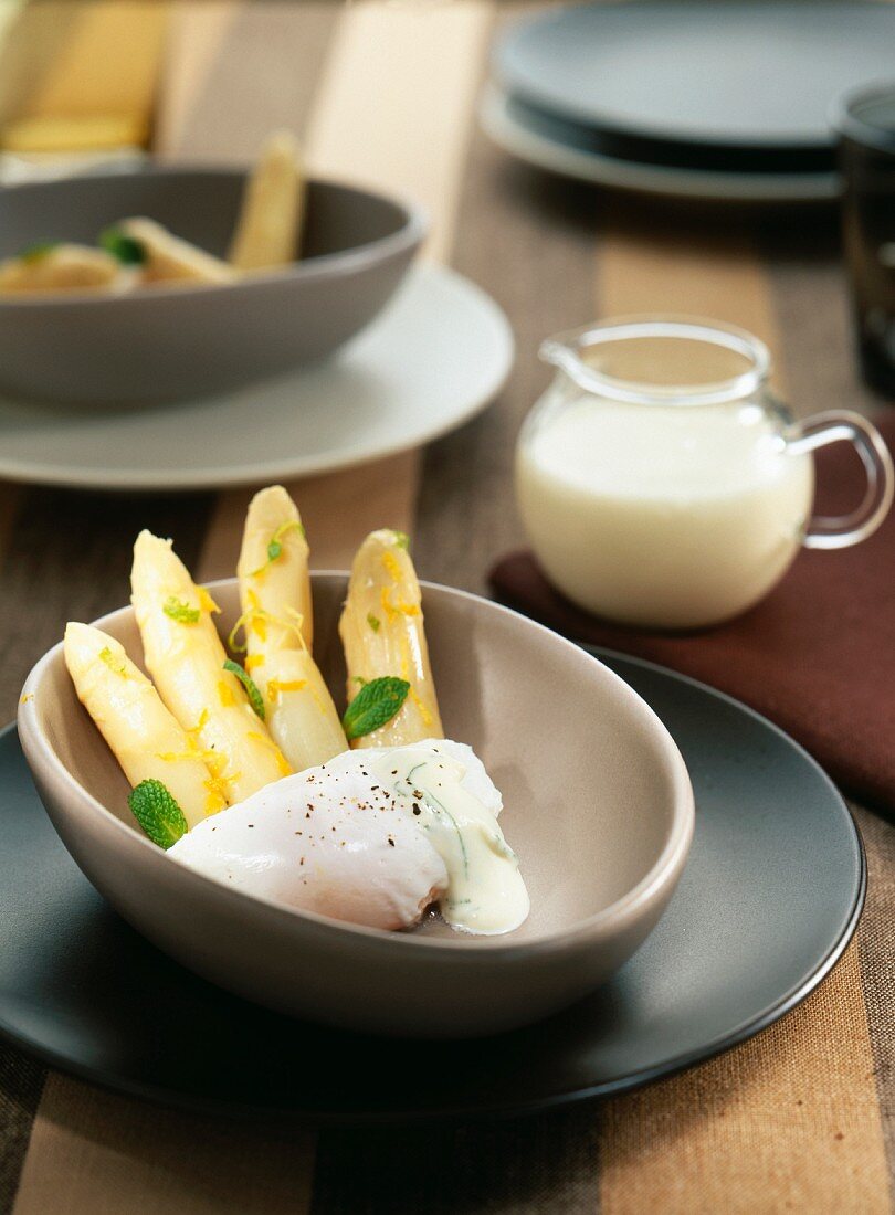 Poached egg with asparagus