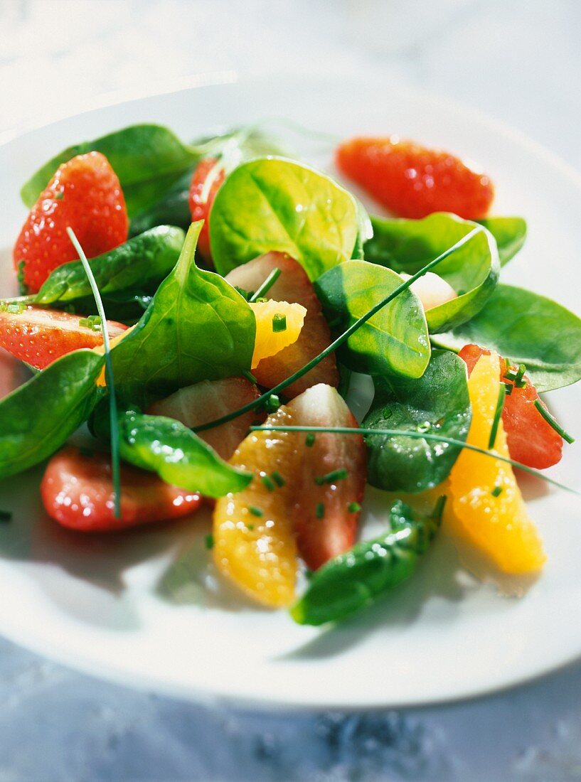 Salat mit Spinat und Erdbeeren