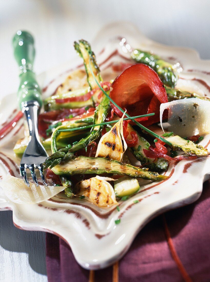 Salat mit gegrilltem Spargel, Bresaola und Pecorino