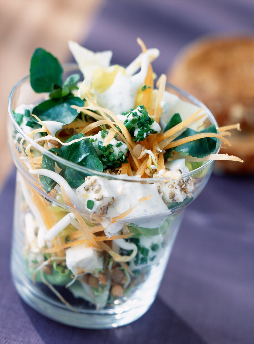 Salat mit Möhren, Sprossen und Fetakäse im Glas