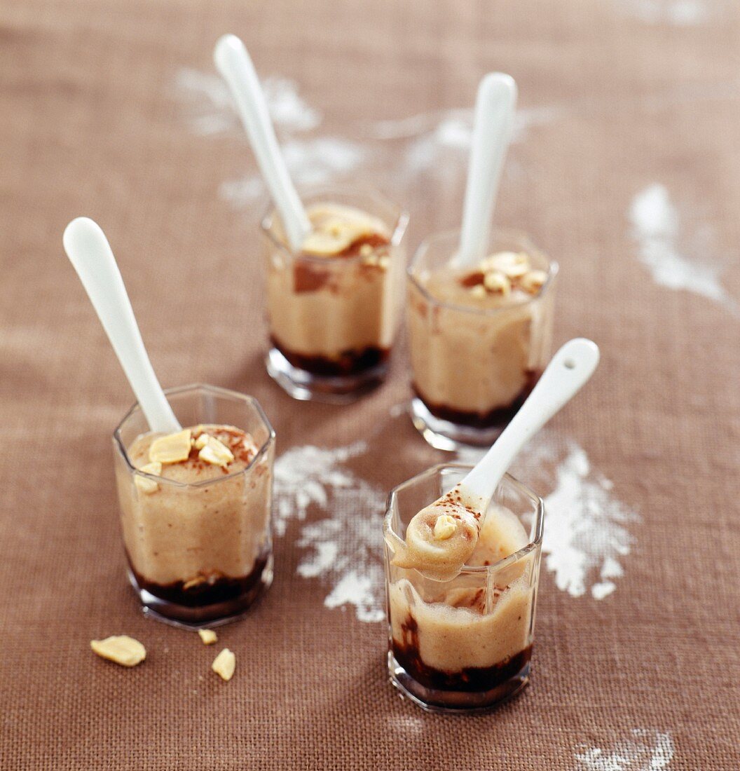 Schoko-Kastanien-Tiramisu mit Cerealien und Erdnüssen