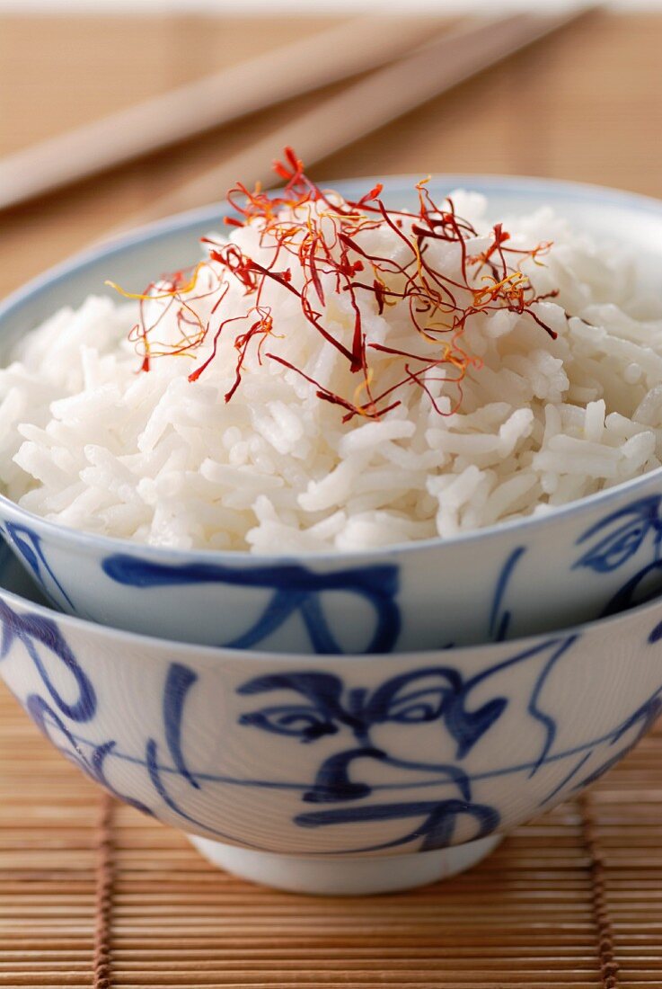 Reis mit Safranfäden in einer Essschale