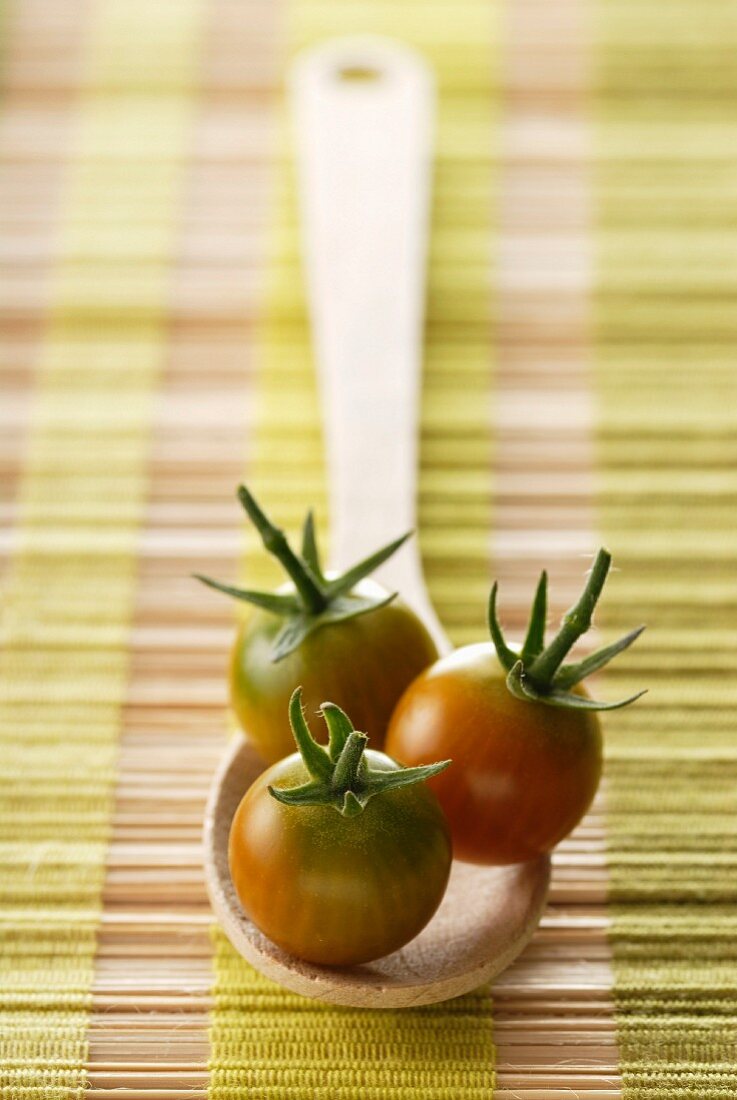 Kirschtomaten auf einem Holzlöffel