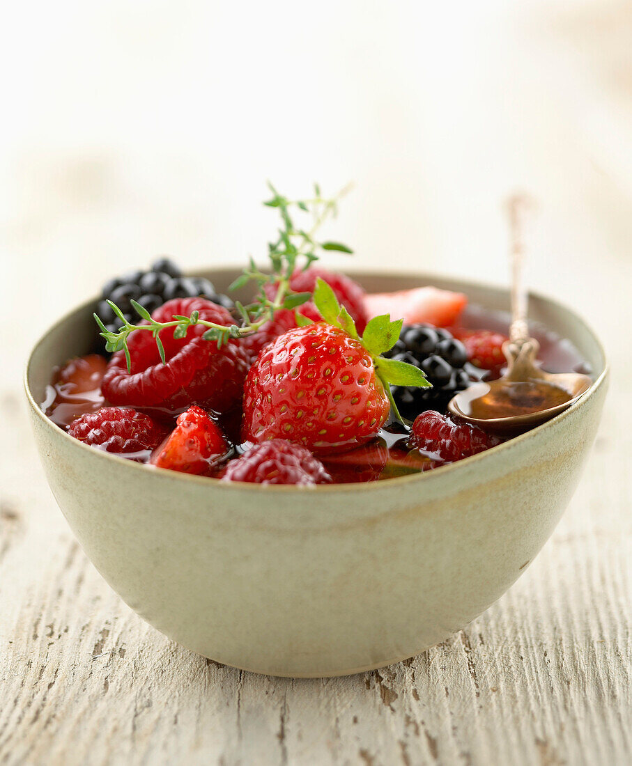 Suppe aus roten Früchten mit Zitronenthymian