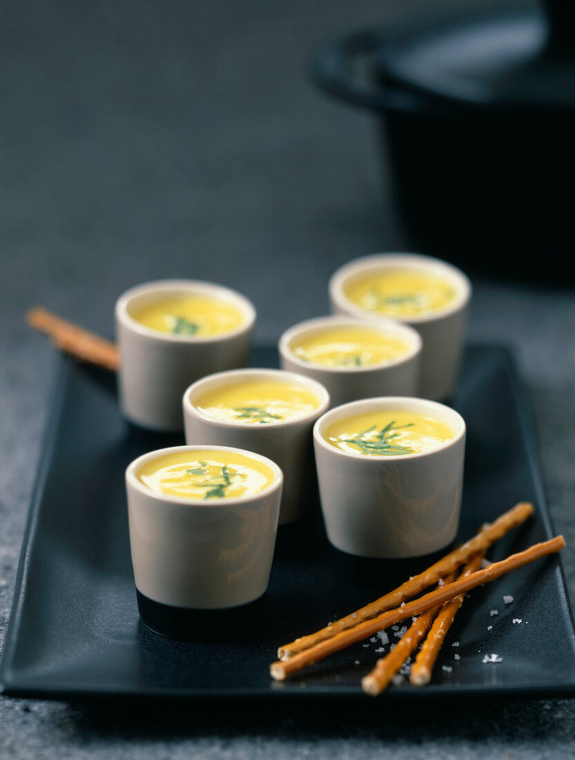 Pastinakencremesuppe mit feinen Kräutern