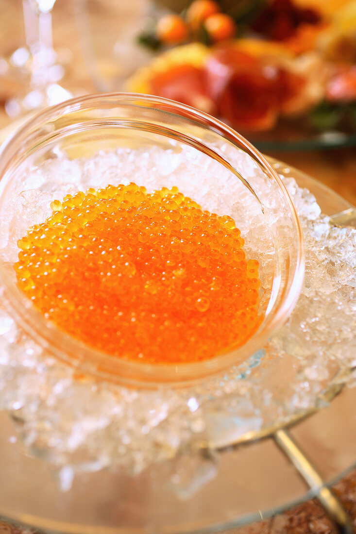Forellenkaviar in einer Glasschale auf Eis