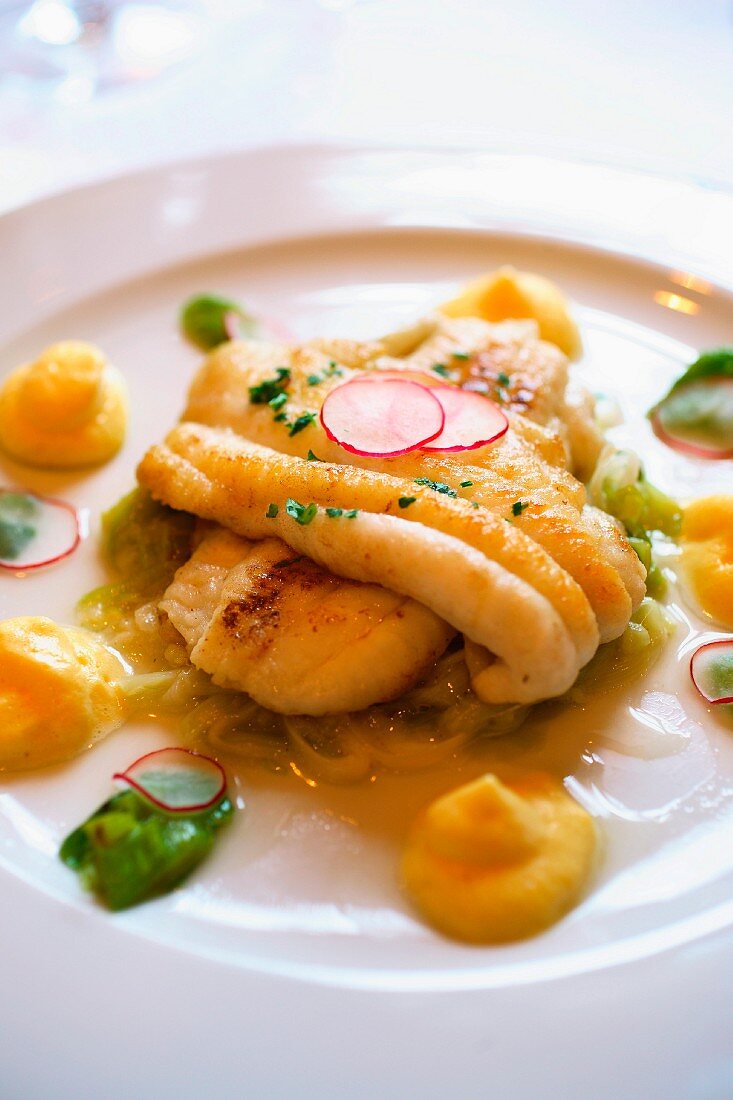 Seezungenfilets mit Spargel-Radieschen-Sauce