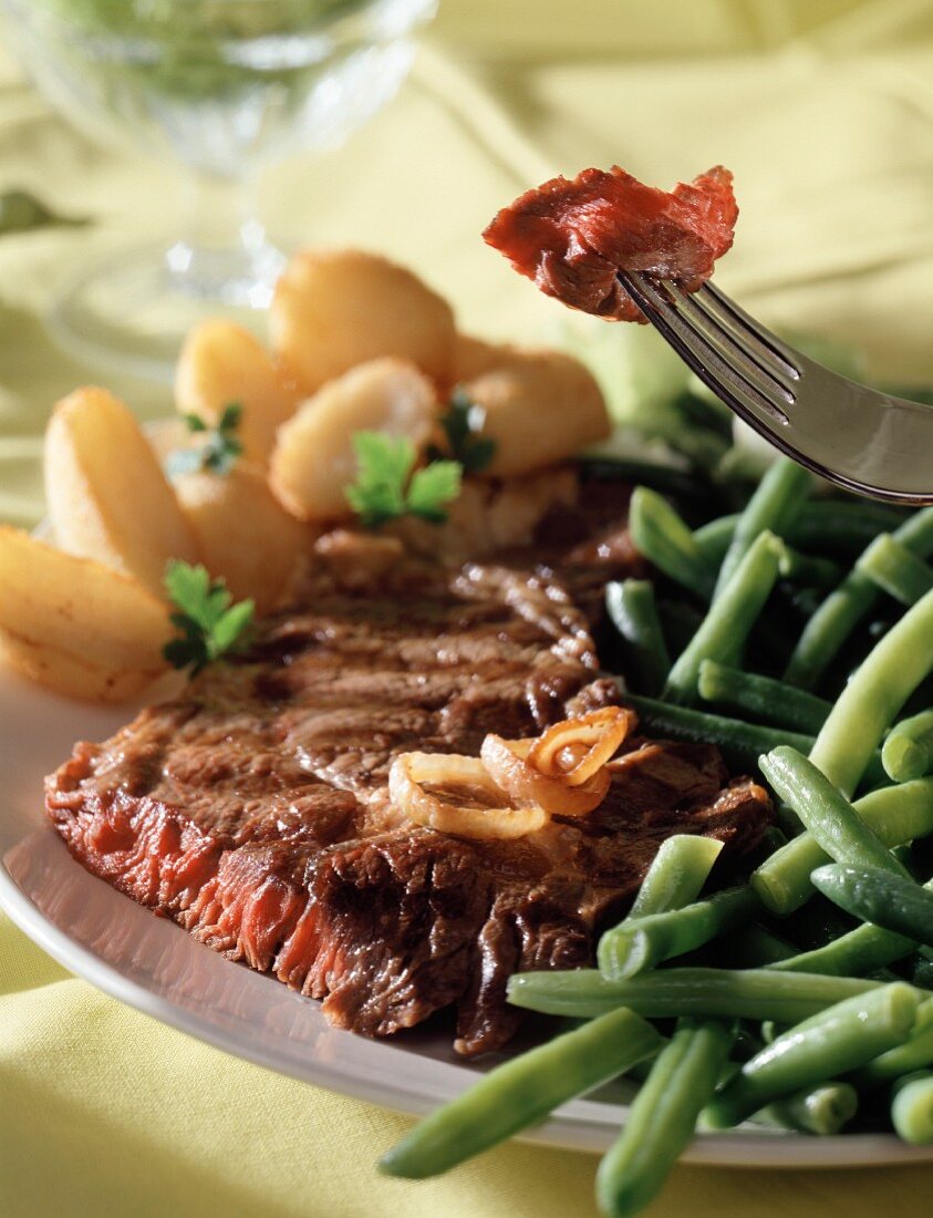 Rumpsteak mit grünen Bohnen und Zwiebelringen